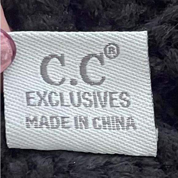 CC Ribbed Knit Beanie with Faux Fur Pom - Black - One Size - Picture 6 of 8